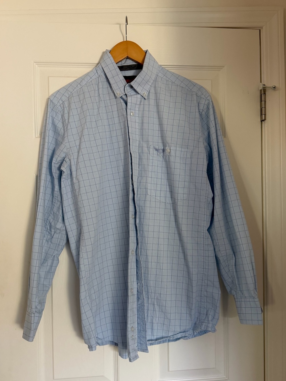 Wrangler. relentless. Men’s button down light blue shirt. Size medium.